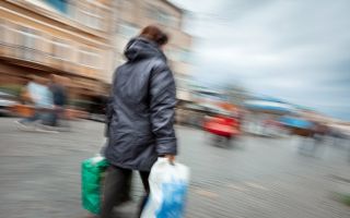 Frau-mit-Plastiktueten.jpeg