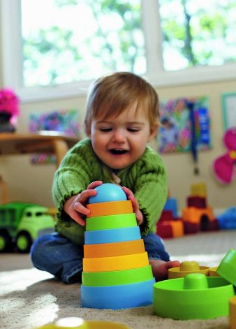 Green-ToysStapelspielzeug.jpg