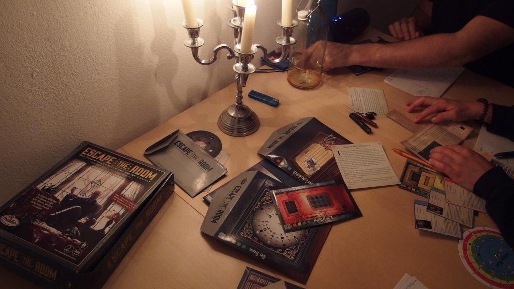 ThinkFun Escape The Room – Il Mistero Del Rifugio Del Dr. Gravely, Gioco Da Tavolo In Tedesco, 10+ Anni