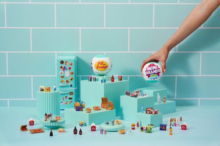 77711-NA-MINI-BRANDS-FILL-THE-FRIDGE-LIFESTYLE-02-Copyright-Zuru.jpg