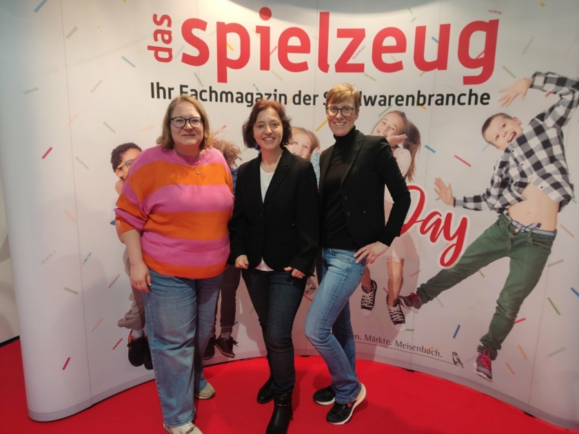 Spielwarenmesse-Gruppenfoto-Tag-4-Copyright-Meisenbach-Verlag-GmbH.jpg