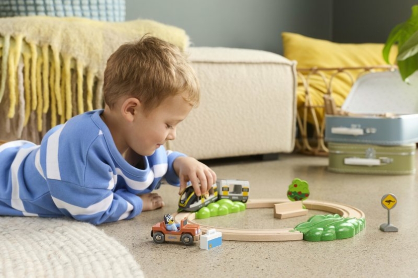 BRIO-Spielszene-36144-Bluey-Zug-Set-Copyright-Brio.jpg