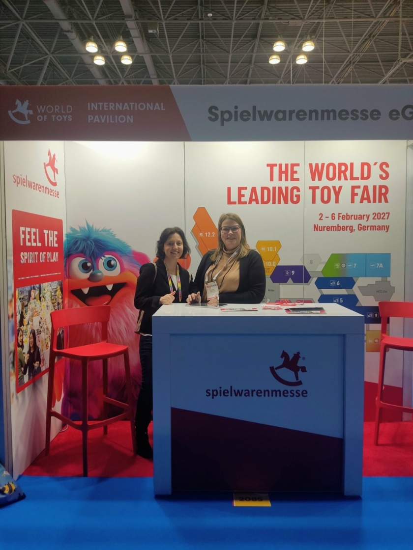 Kerstin-und-Verena-Spielwarenmesse-Copyright-Meisenbach-Verlag.jpeg