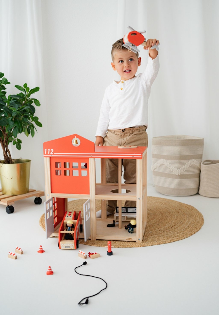 Grosse-Feuerwache-mit-Zubehoer-small-foot--Copyright-small-foot.jpg
