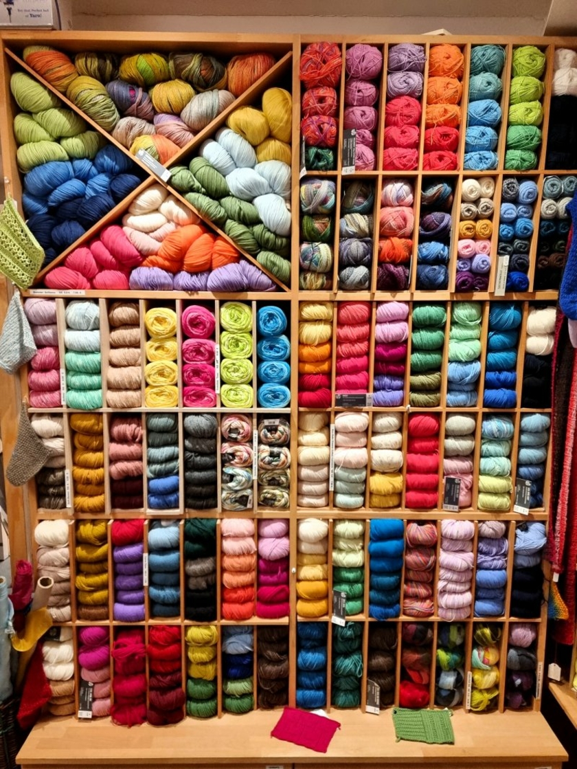 Fachgeschaeft-Kunst-und-Spiel-Bastelabteilung-Wolle-Copyright-Kunst-und-Spiel.jpg