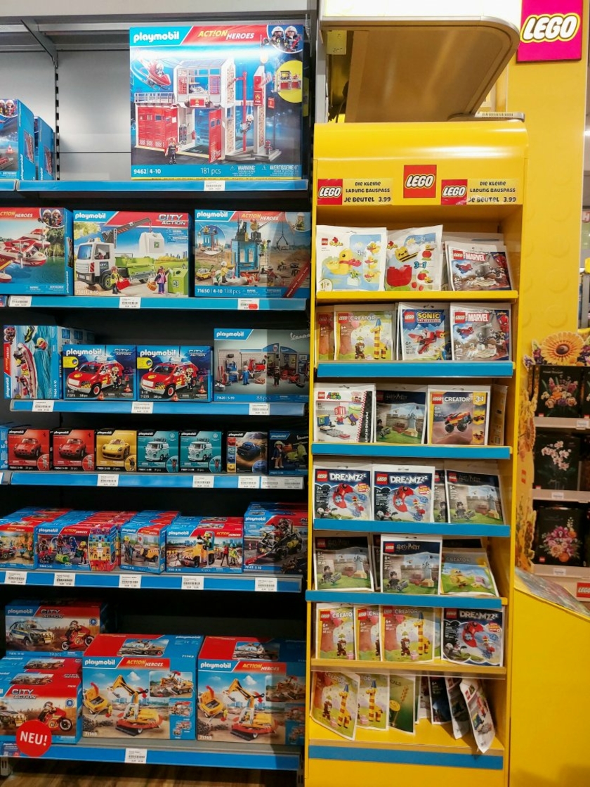 Fachgeschaeft-Hobauer--innen--Sortiment--Lego--Playmobil-Copyright-Meisenbach-Verlag-GmbH.jpg