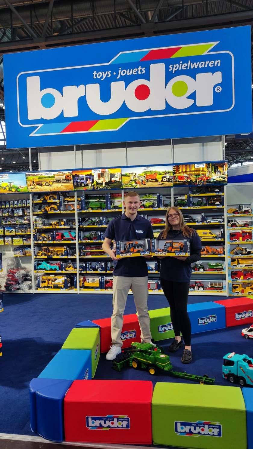 Bruder-Spielwaren-Vanessa-und-Kollege-Copyright-Meisenbach.jpeg