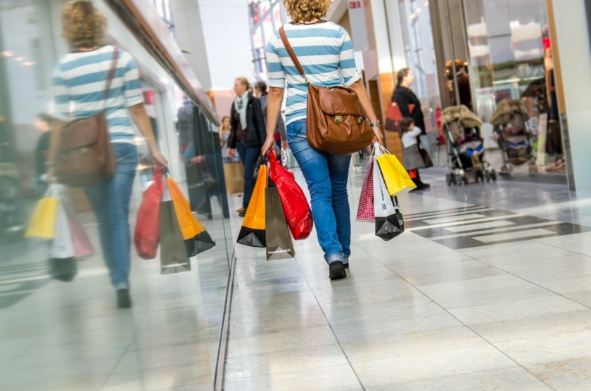Shopping-Frau-Einkaufen-Fussgaengerzone-konsum-Copyright-stock-adobe-com-jonasginter.jpeg