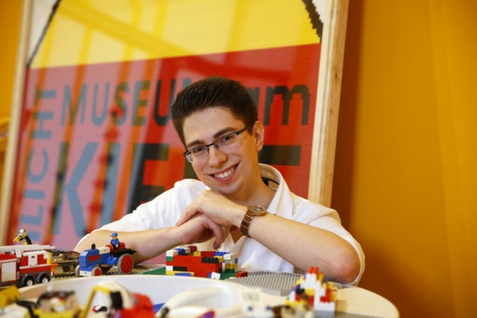 Kurator-Lego-Ausstellung.jpeg