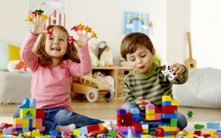 Kinder-mit-Lego-Duplo-Steinen.jpg