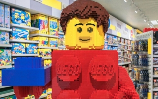 Lego-Brick-Figur-in-Store.jpg