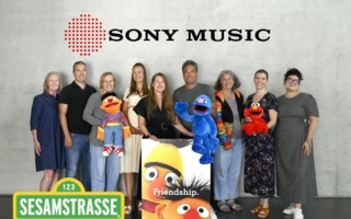 Sesame-Workshop-und-Europa-werden-ab-Fruehjahr-2026-Episoden-aus-der-TV-Serie--Sesamstrasse--als-Hoerspiele-veroeffentlichen--Copyright-Dominik-Bec...