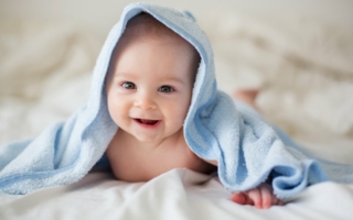 Baby-mit-blauer-Decke-Copyright-TATYANA-TOMSICKOVA-adobe-stock-com.jpeg