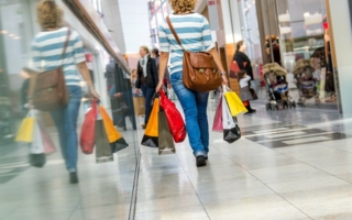 Shopping-Frau-Einkaufen-Fussgaengerzone-konsum-Copyright-stock-adobe-com-jonasginter.jpeg