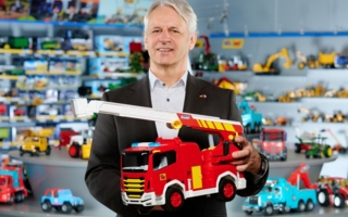 BRUDER-Spielwaren-CEO-Paul-Heinz-Bruder-ROADMAX-Feuerwehr-Copyright-Bruder.jpg
