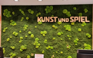 Fachgeschaeft-Kunst-und-Spiel-Mooswand-Copyright-Kunst-und-Spiel.jpg