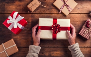 Geschenke-rot-beige-Copyright-stock-adobe-com-Halfpoint.jpeg