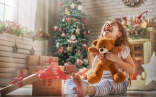 Kind-oeffnet-Geschenk-Copyright-stock-adobe-com-Konstantin-Yuganov.jpeg