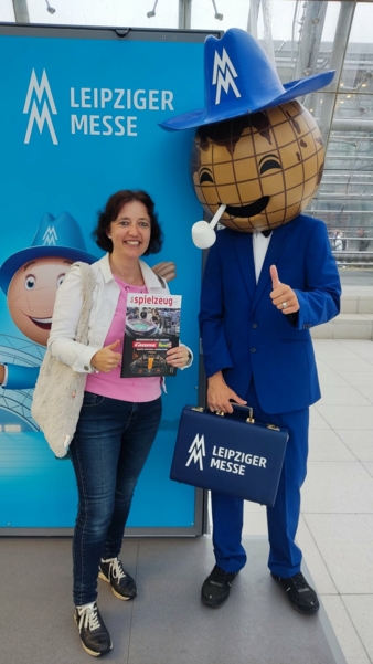 Kerstin-und-Maskottchen-Hobbymesse-Leipzig-Copyright-Meisenbach.jpeg