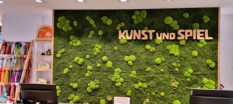 Fachgeschaeft-Kunst-und-Spiel-Mooswand-Copyright-Kunst-und-Spiel.jpg