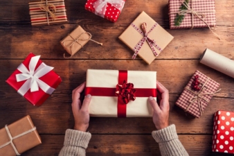 Geschenke-rot-beige-Copyright-stock-adobe-com-Halfpoint.jpeg