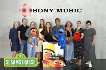 Sesame-Workshop-und-Europa-werden-ab-Fruehjahr-2026-Episoden-aus-der-TV-Serie--Sesamstrasse--als-Hoerspiele-veroeffentlichen--Copyright-Dominik-Bec...