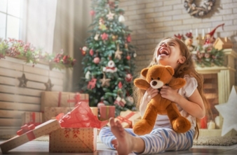 Kind-oeffnet-Geschenk-Copyright-stock-adobe-com-Konstantin-Yuganov.jpeg
