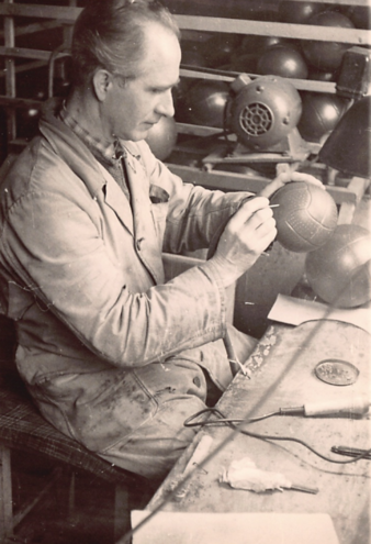 1955-56-Ballproduktion-Jennerstrasse-im-Zwei-Kalottensystem--28--Copyright-John.jpg