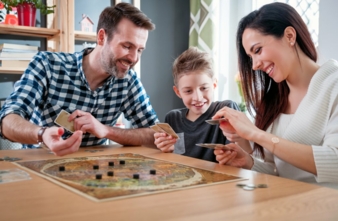 Familie-spielt-Brettspiel.jpeg