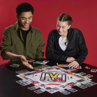 Monopoly-F1-Edition-Brettspiel---Lifestyle-1-Copyright-Hasbro.jpg
