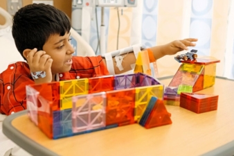 The-Toy-Foundation-Kind-spielt.jpg