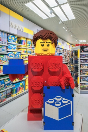 Lego-Brick-Figur-in-Store.jpg