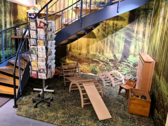 Fachgeschaeft-Kunst-und-Spiel-Treppenabsatz-Copyright-Kunst-und-Spiel.jpg