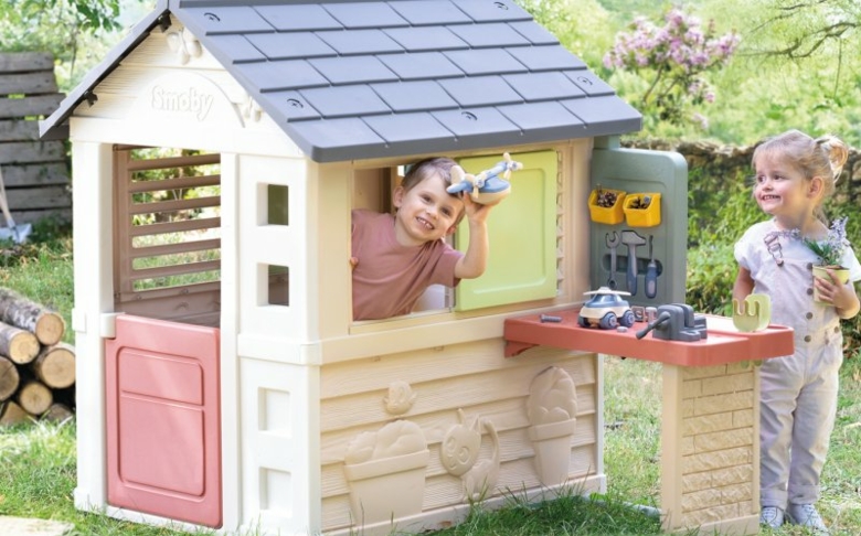 Smoby Toys: „Spielhaus Natur mit Werkstatt“ und „Briefkasten“